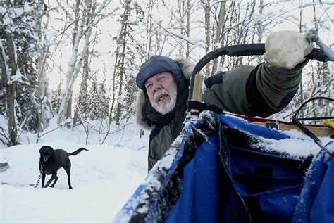 how many books did gary paulsen write and how does his writing style reflect the wilderness?